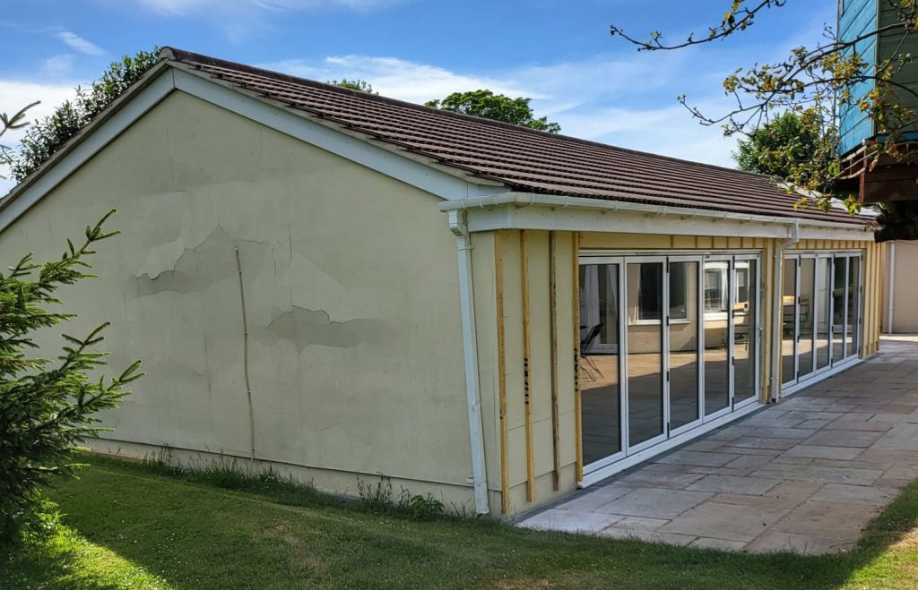 Remodelling the look of a pool house suffering from cracked and distorted render